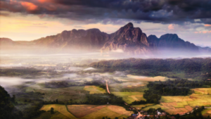 Pourquoi Visiter Vang Vieng – Découvrez un Paradis Naturel au Cœur du Laos