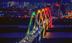 La capitale et ses ponts enjambant le fleuve Rouge